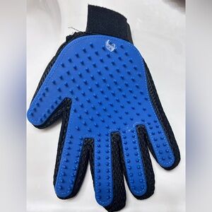 Glove for bathing long-haired dogs.